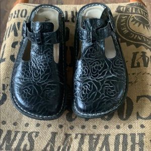Alegria black embossed Rose